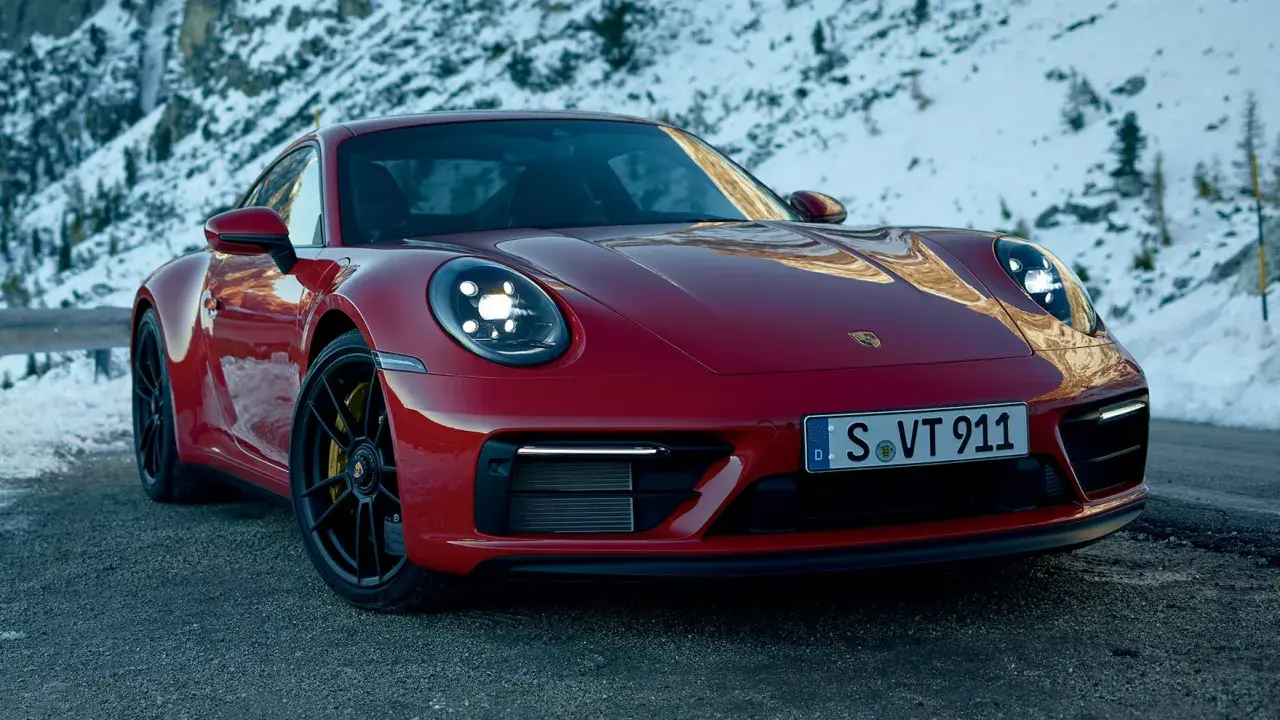 Czerwone Porsche 911 GTS na tle ośnieżonych gór.
