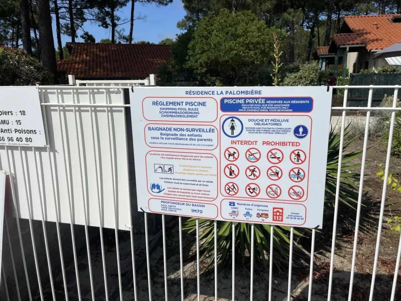 Panneau de règlement de piscine : baignade non surveillée, douches obligatoires, interdictions. Modèle affiche pour bruit voisinage.