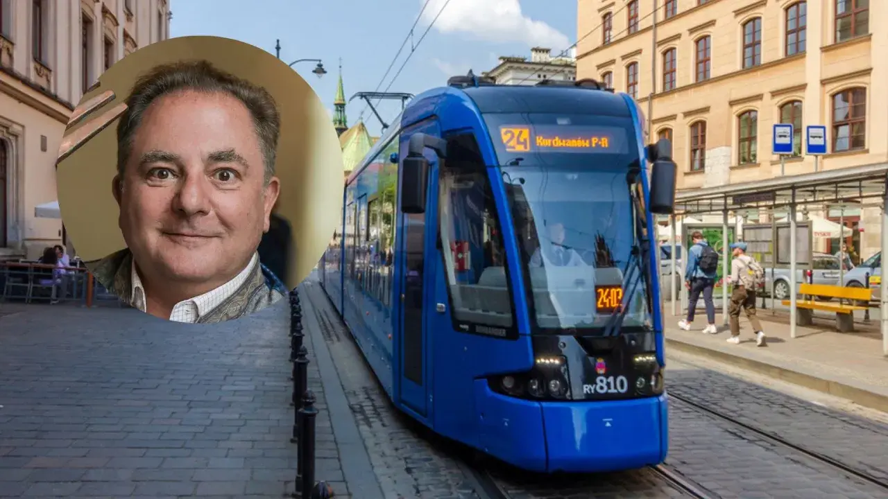 Mężczyzna w okręgu uśmiecha się, gdy niebieski tramwaj z numerem 24 zbliża się do przystanku. To jak telefoniczne zapowiadanie pociągów, ale na żywo!
