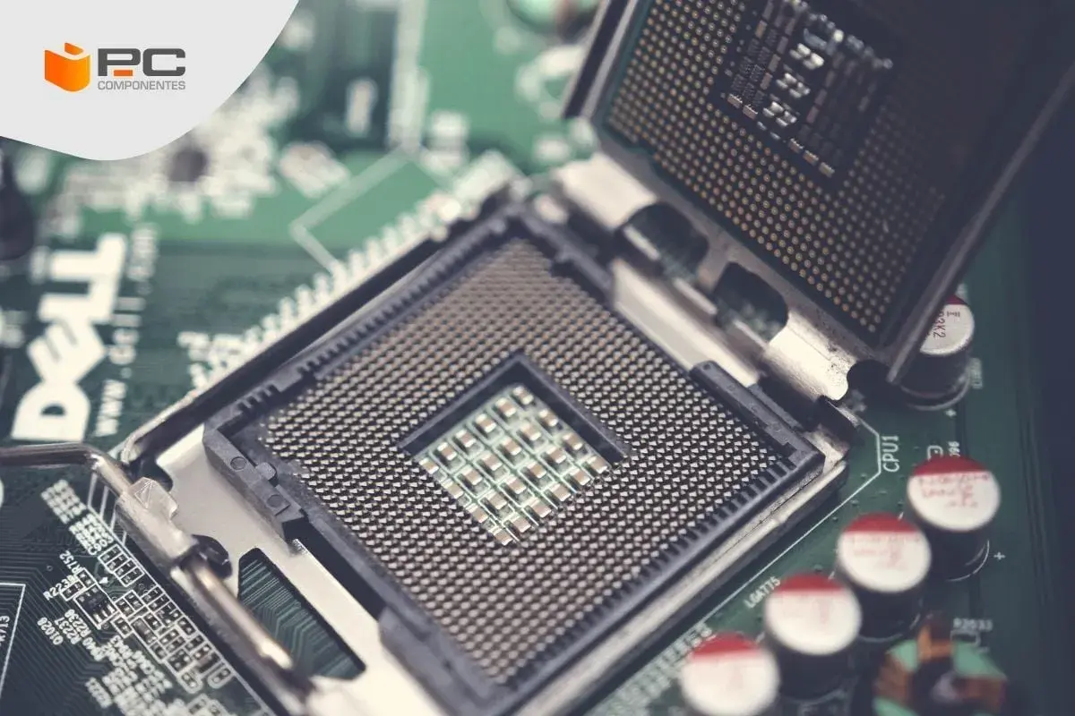 Placa base Dell con zócalo de CPU vacío y un procesador listo para instalar. ¿Qué procesador es mejor para tu equipo?