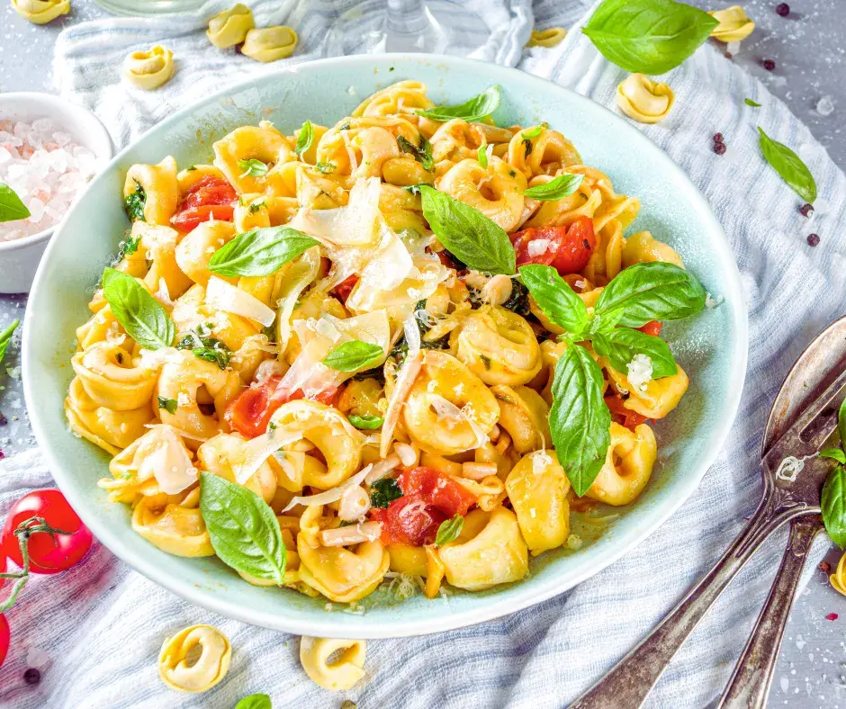 Z czym podać tortellini z pomidorami i mozzarellą, by zachwycić smakiem?