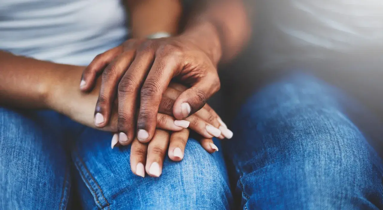 Mani intrecciate, un gesto che può nascondere la mancanza di fiducia nel partner, psicologia complessa.