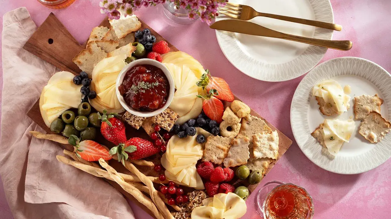 Käseplatte mit Früchten, Oliven & Crackern – tolle **Themenabend Essen Ideen** für einen genussvollen Abend.