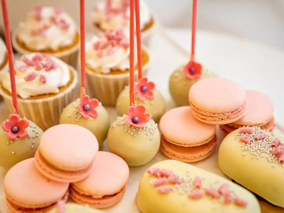 Słodkie cake pops wesele, babeczki i makaroniki w pastelowych kolorach.