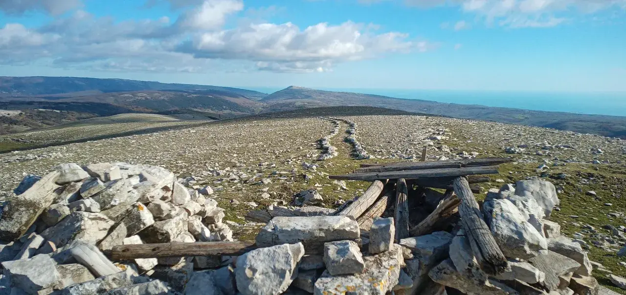 Sentiero roccioso su un crinale con vista sul mare, vicino a Cagnano Varano.