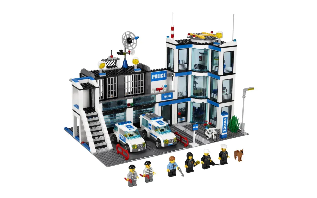 Lego Polizeistation Anleitung: Ein detailreiches Modell mit Polizeiautos, Figuren und Zubehör.