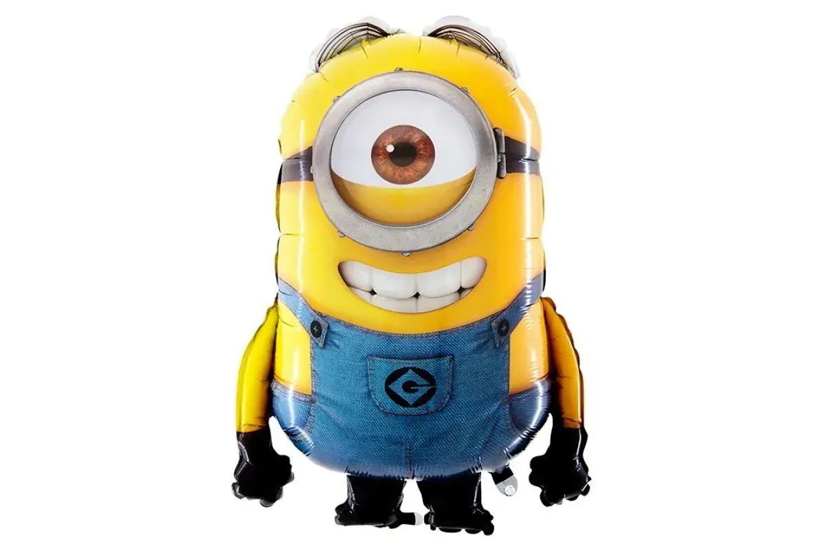 Żółty balon w kształcie Minionka z jednym okiem, w niebieskich ogrodniczkach. Idealny na imprezę, jako jeden z wielu wesołych balonów 21.