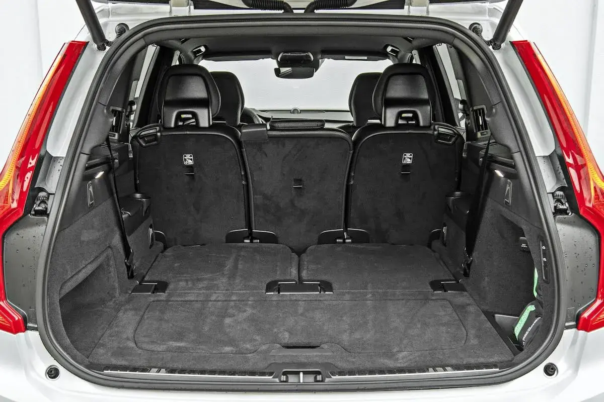 Pusta przestrzeń bagażowa Volvo XC90, z opuszczonymi siedzeniami, pokazuje jego imponujące **wymiary**. Idealny na rodzinne wyjazdy.