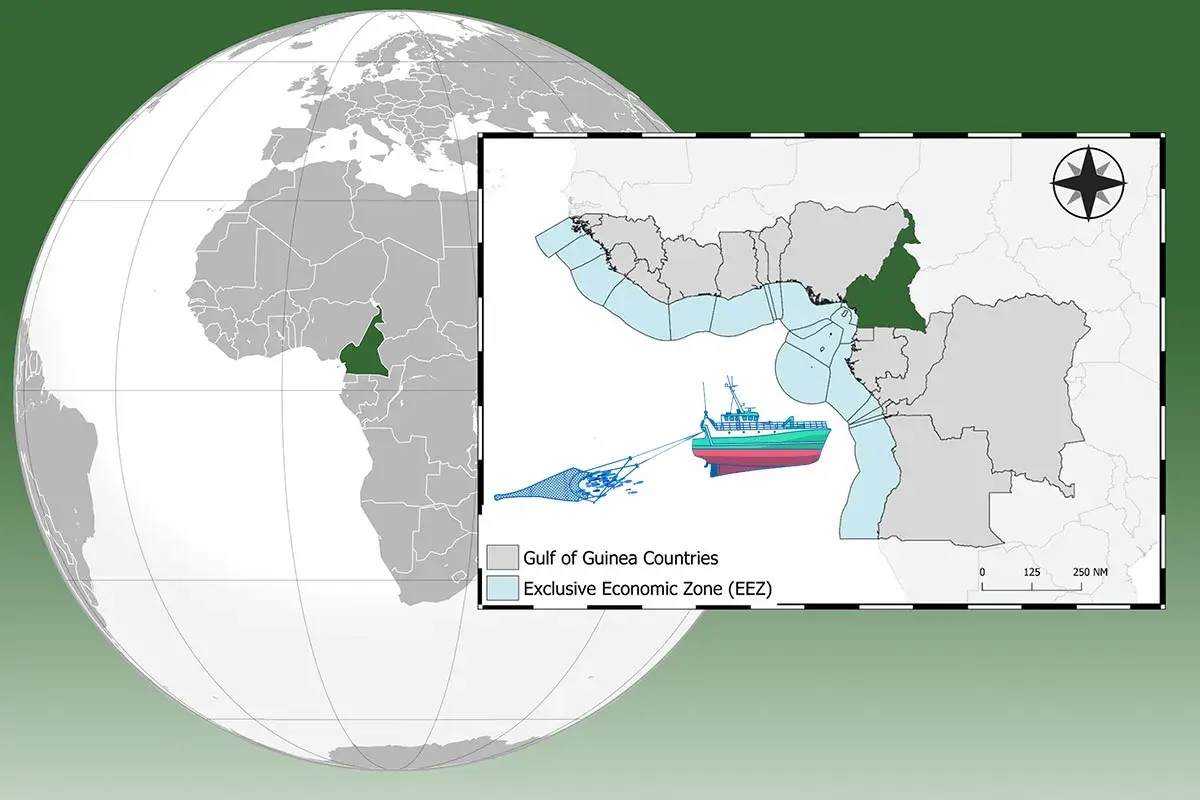 Mapa pokazuje, gdzie jest Kamerun, zaznaczony na zielono na tle Afryki i Zatoki Gwinejskiej, z widocznym statkiem rybackim i jego siecią.