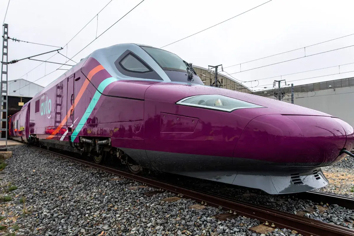 Tren morado de Avlo, listo para viajar desde la cuenca de Alicante.