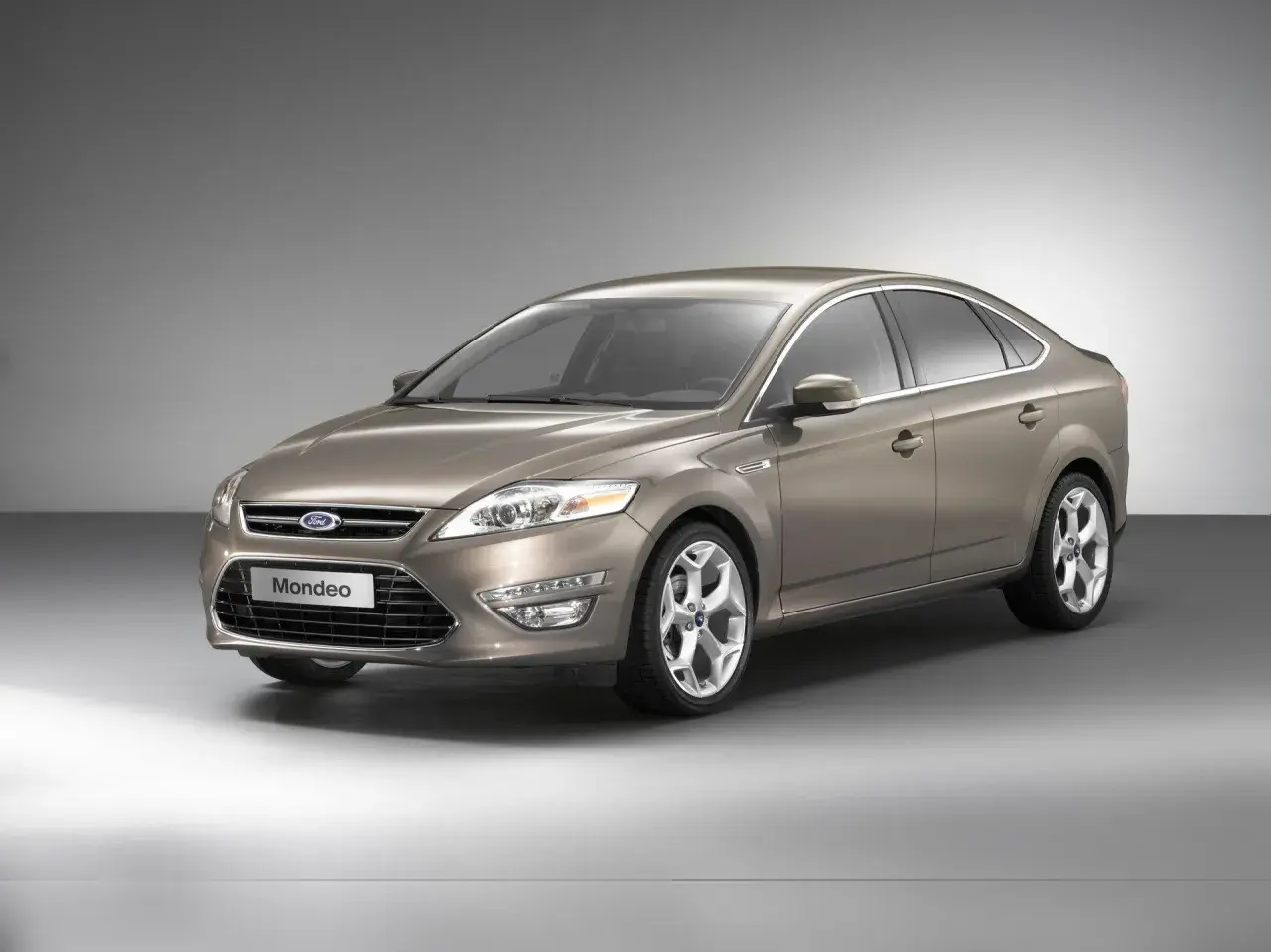 Ile litrów w baku Forda Mondeo? Zasięg i rezerwa dla każdej generacji