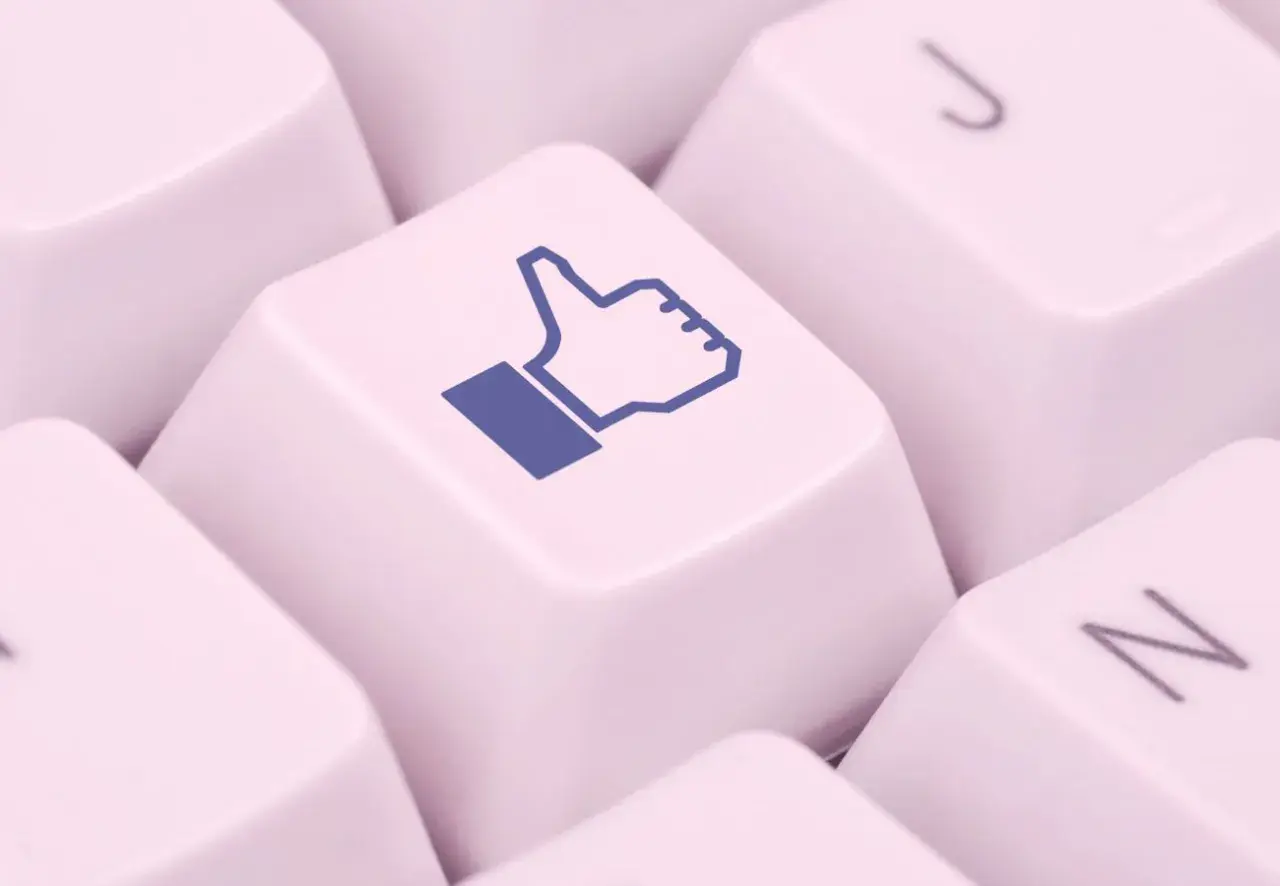 Klawisz z ikoną kciuka w górę. Czas pomyśleć, jak zrezygnować z FB.
