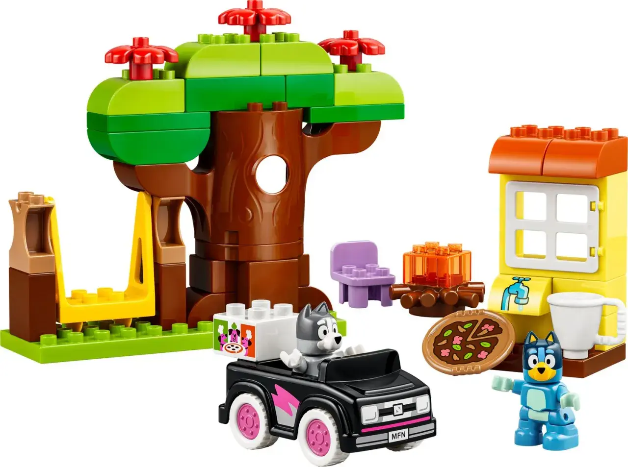 Bluey und Bingo spielen mit LEGO DUPLO im Wald. Ein Baumhaus, ein Auto und eine kleine Hütte sind aufgebaut.