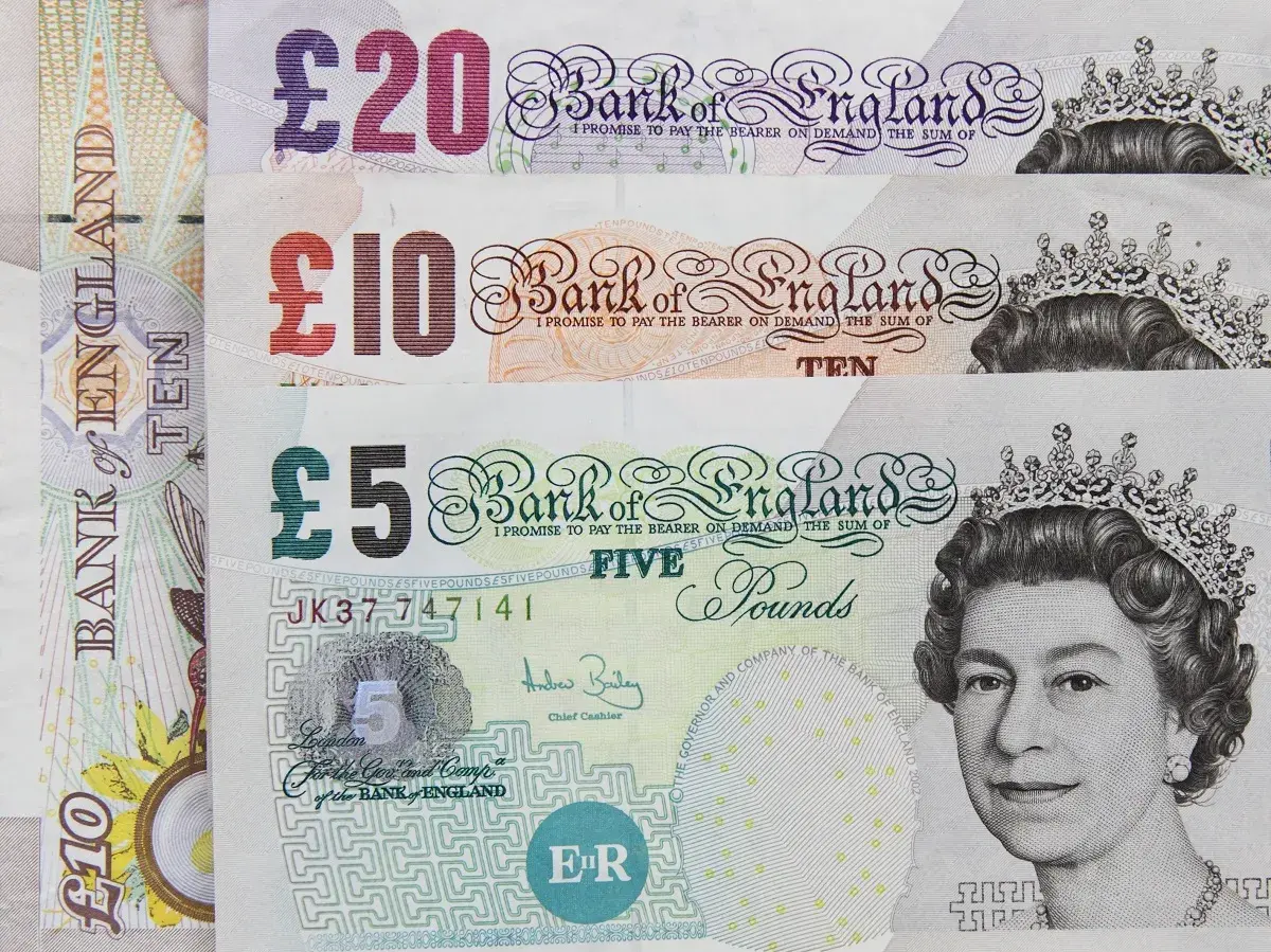 Brytyjska waluta: banknoty £5, £10 i £20 z wizerunkiem królowej Elżbiety II.