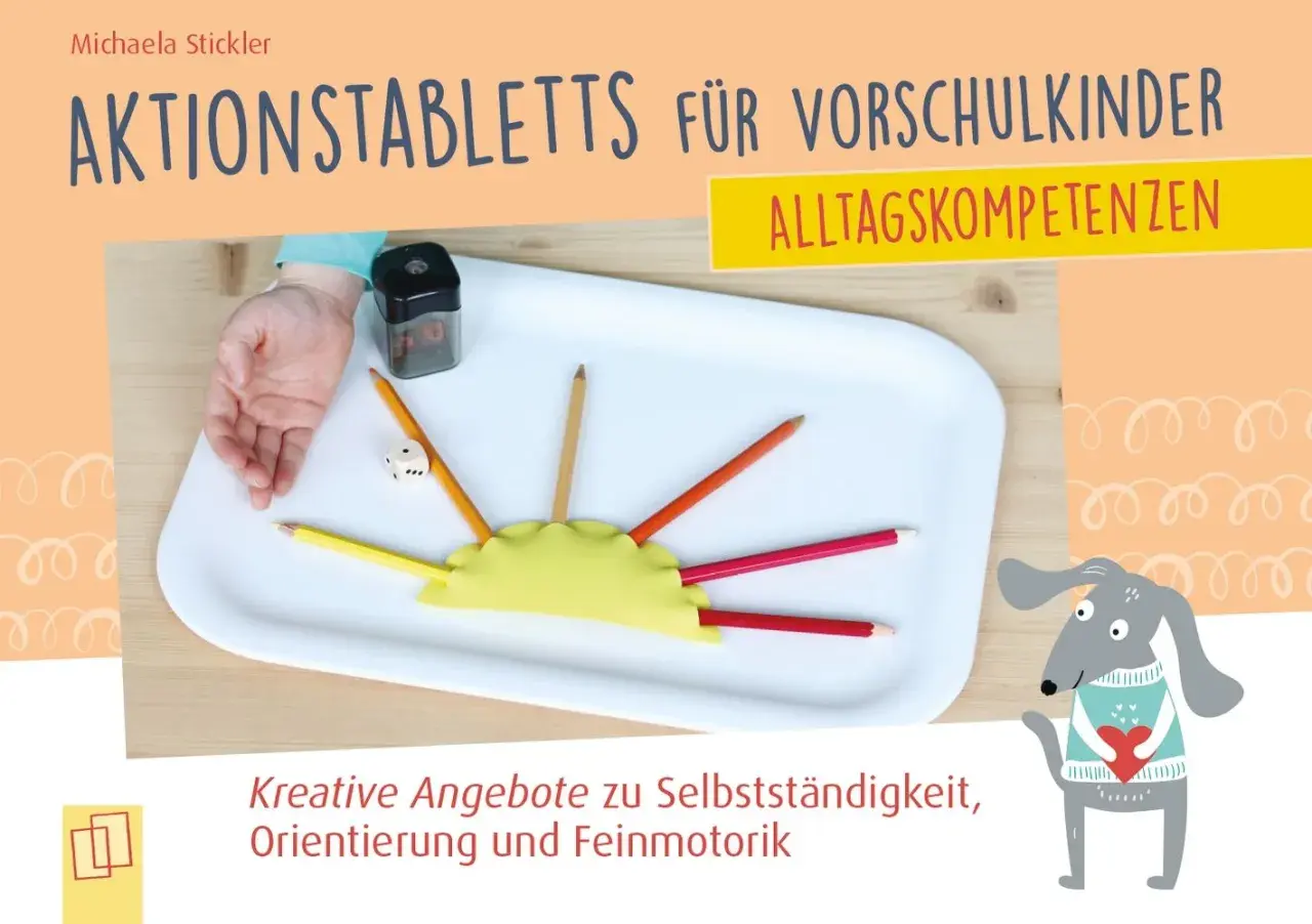 Aktionstabletts für Kindergarten-Ideen: Buntstifte, Würfel und Spitzer auf einem Tablett fördern Feinmotorik und Alltagskompetenzen.