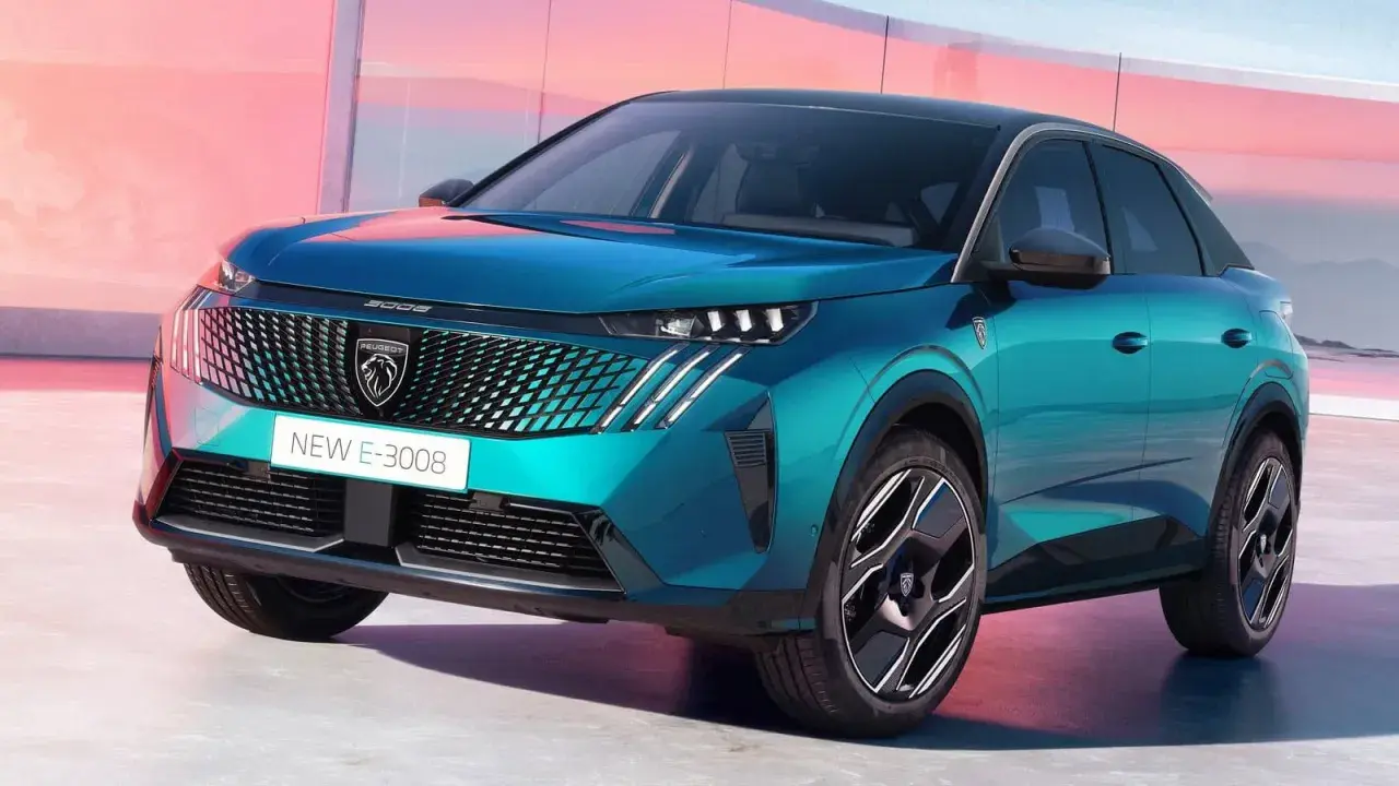 Nowy Peugeot E-3008 w turkusowym kolorze, z nowoczesnym grillem i światłami. Sprawdź jego atrakcyjną peugeot 3008 cenę!