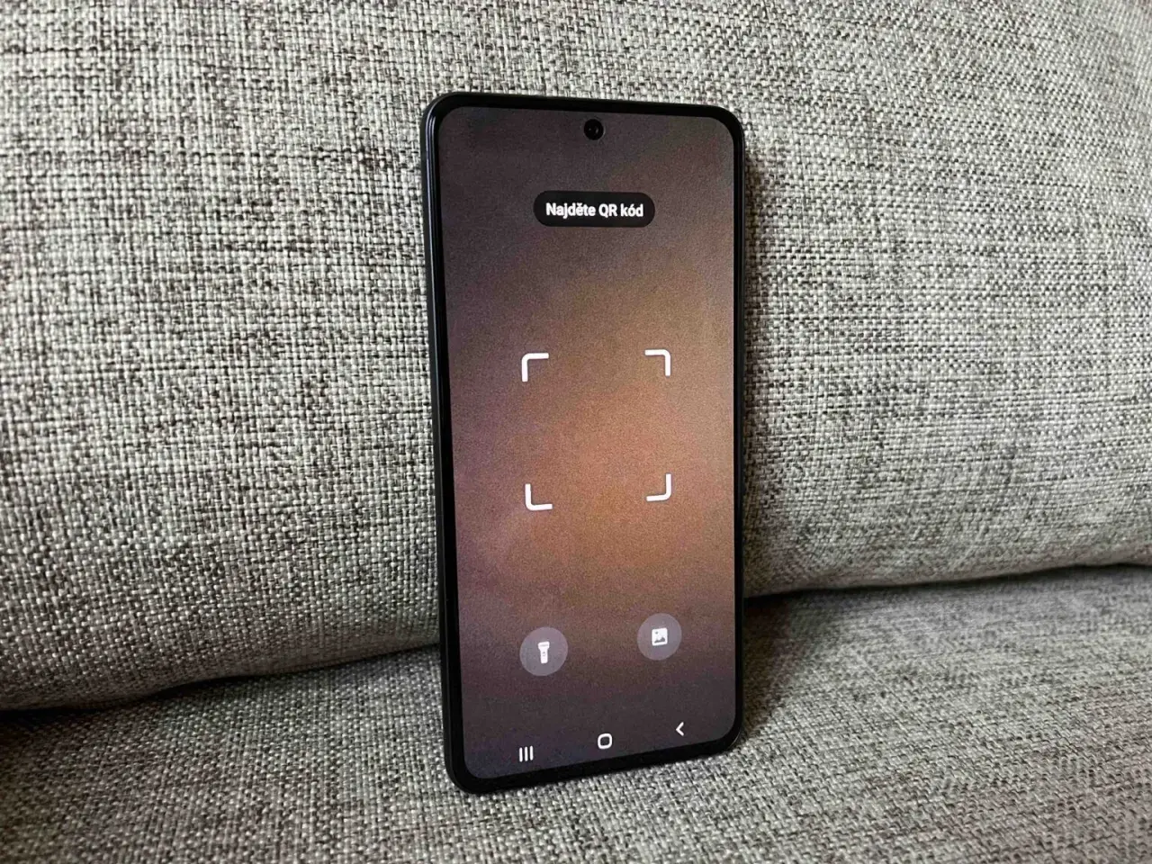 Ekran telefonu Samsung gotowy do skanowania. Napis "Najděte QR kód" podpowiada, jak zeskanować kod QR Samsung.
