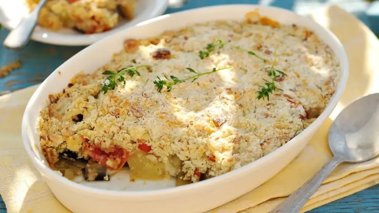 Un gratin de légumes savoureux, une salade cuite dorée et croustillante, garnie de thym frais.