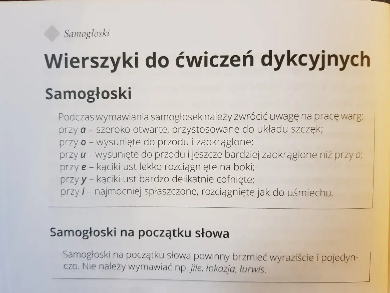 Wierszyki do ćwiczeń dykcyjnych. Tekst opisuje pracę warg przy wymawianiu samogłosek, co jest częścią ćwiczeń na żuchwę.
