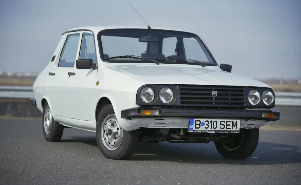 Biała Dacia 1310, samochód z kraju pochodzenia Rumunia, zaparkowana na drodze.