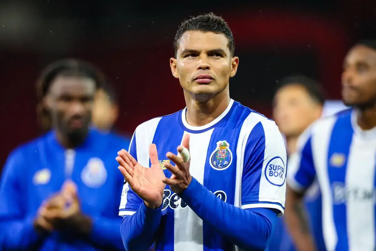 Piłkarz FC Porto, Thiago Silva, z datami dołączenia do klubu, klaszcze w dłonie.