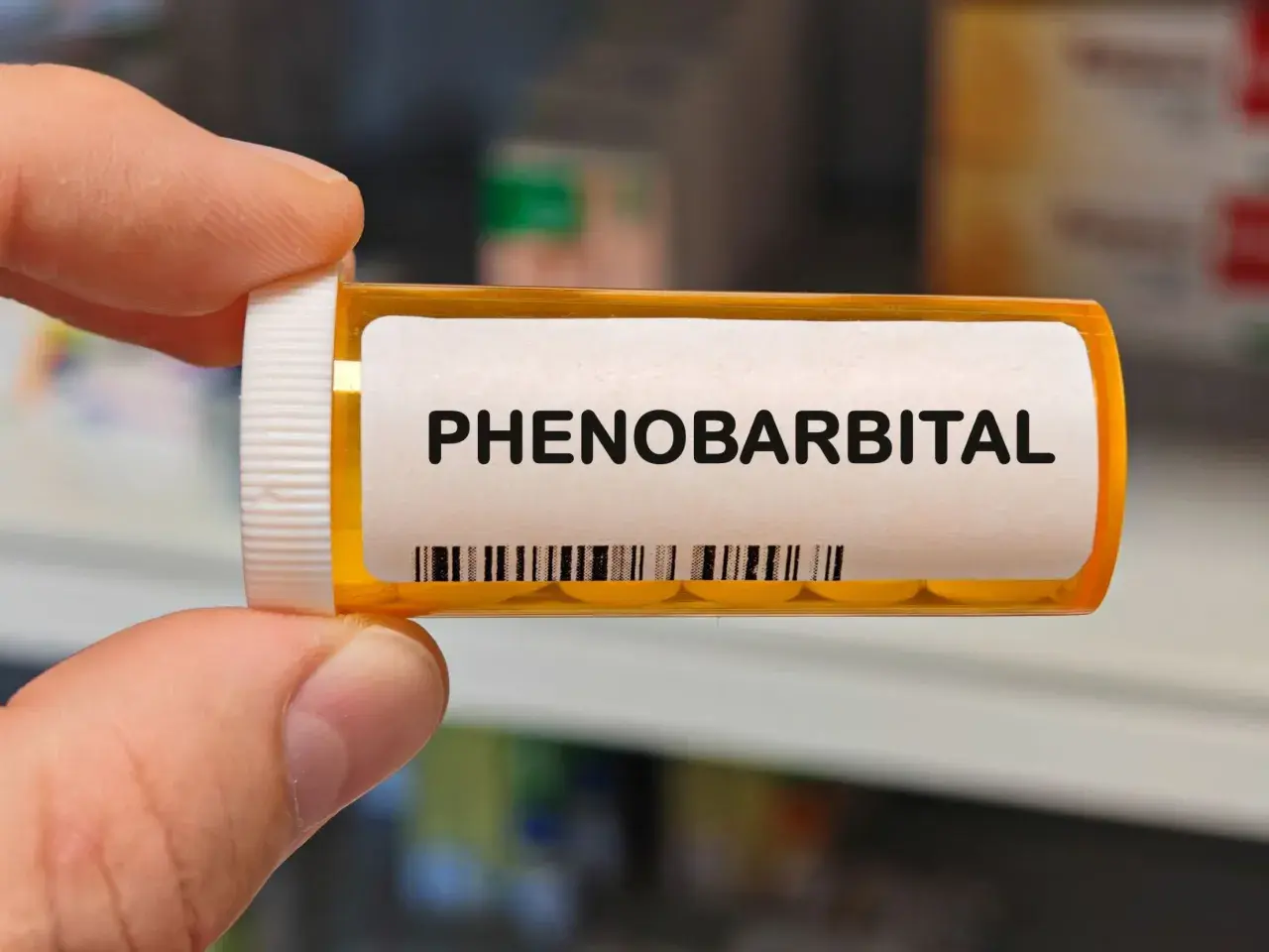 Pudełko z lekami z napisem "PHENO BARBITAL". Zawiera tabletki, które należą do grupy barbituranów.