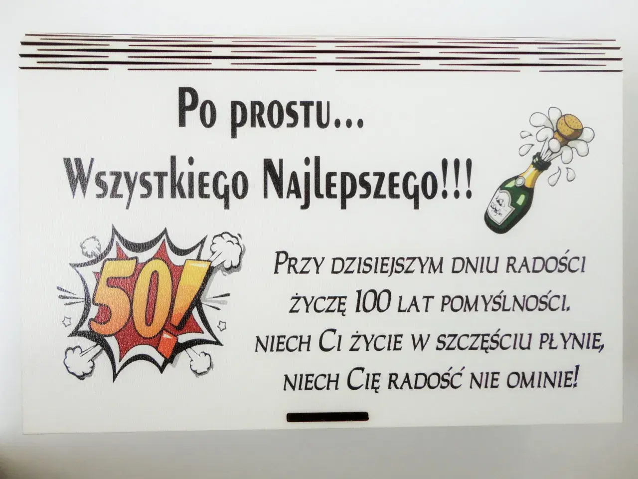 Po prostu wszystkiego najlepszego! Krótkie śmieszne życzenia na 50 urodziny z bąbelkami szampana i liczbą 50.