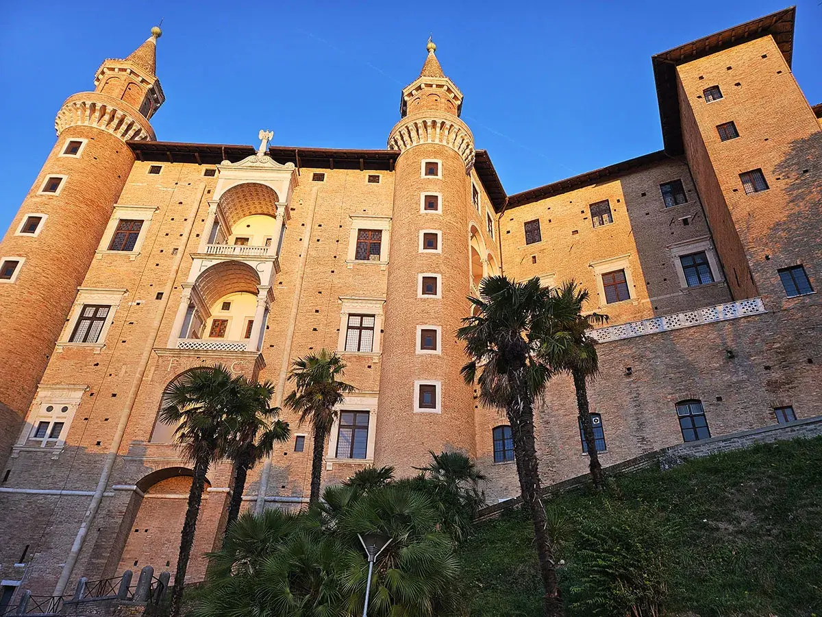 Palazzo Ducale di Urbino, un gioiello da scoprire. Ecco cosa vedere a Pesaro e dintorni, tra storia e bellezza.