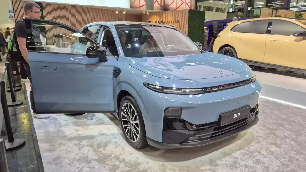 Niebieski hatchback B10 z otwartymi drzwiami, obok żółtego samochodu. To jest właśnie hatchback co to za typ auta.