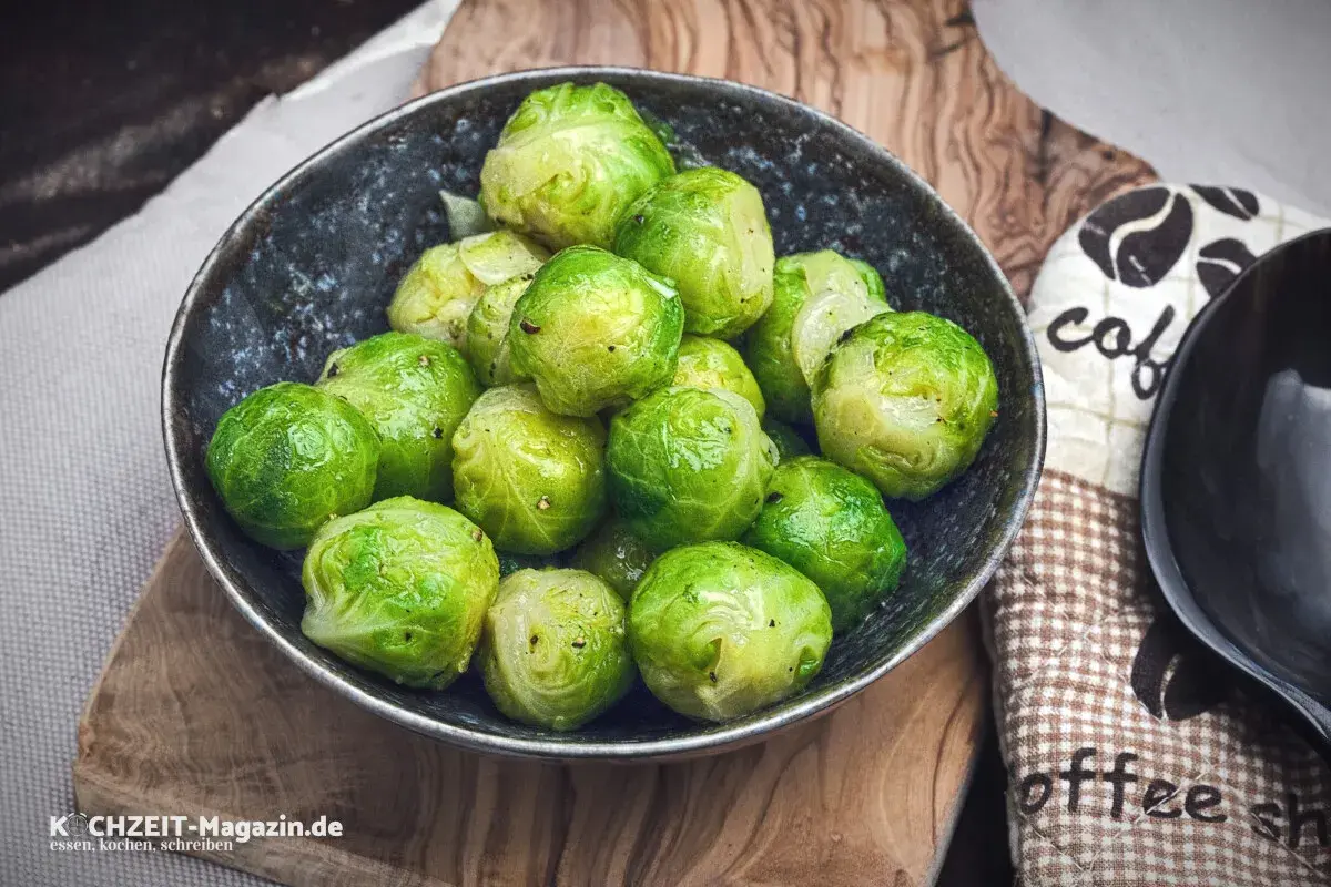 Frischer Rosenkohl in einer Schale, bereit für leckere Rosenkohl Rezepte Pfanne.