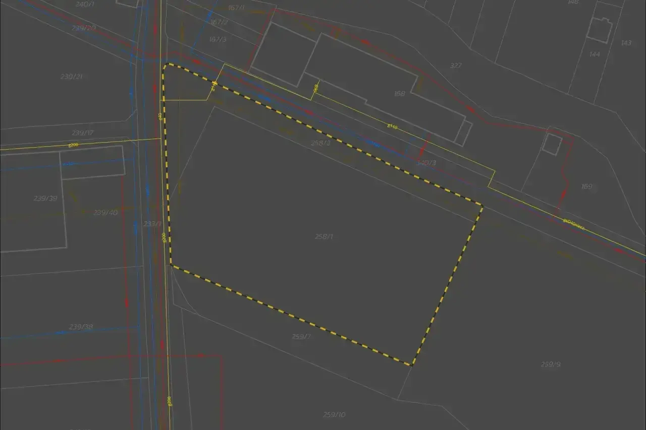 Mapa geodezyjna z zaznaczoną działką 258/1. Linie symbolizują uzbrojenie terenu: wodę, prąd, gaz. Działka uzbrojona co to znaczy? To znaczy, że ma dostęp do mediów.