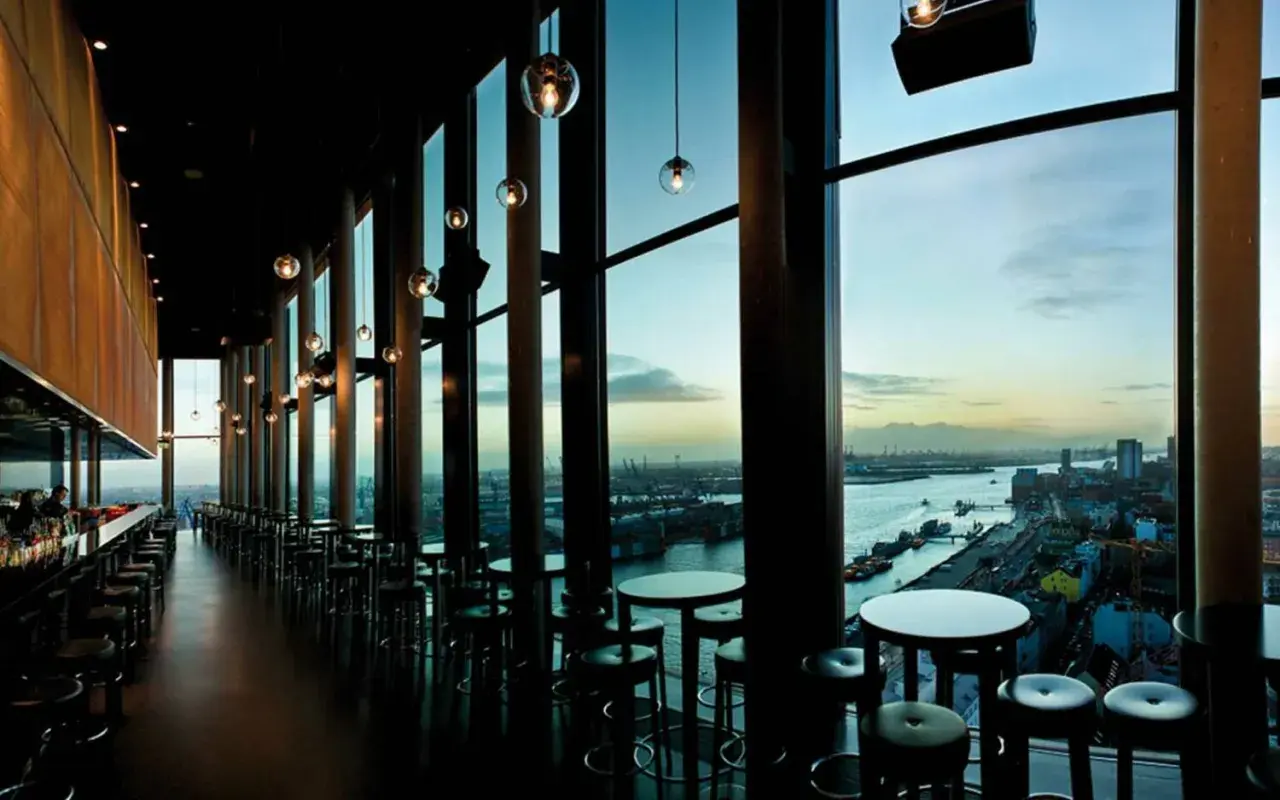 Modernes Restaurant mit Bar und fantastischer Aussicht auf den Hamburg Hafen.