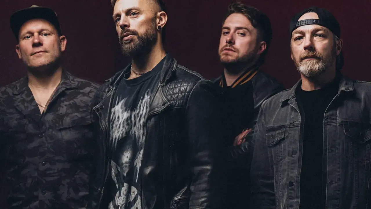 Czterech mężczyzn z zespołu Bullet for My Valentine Polska w rockowych stylizacjach, gotowi na koncert.