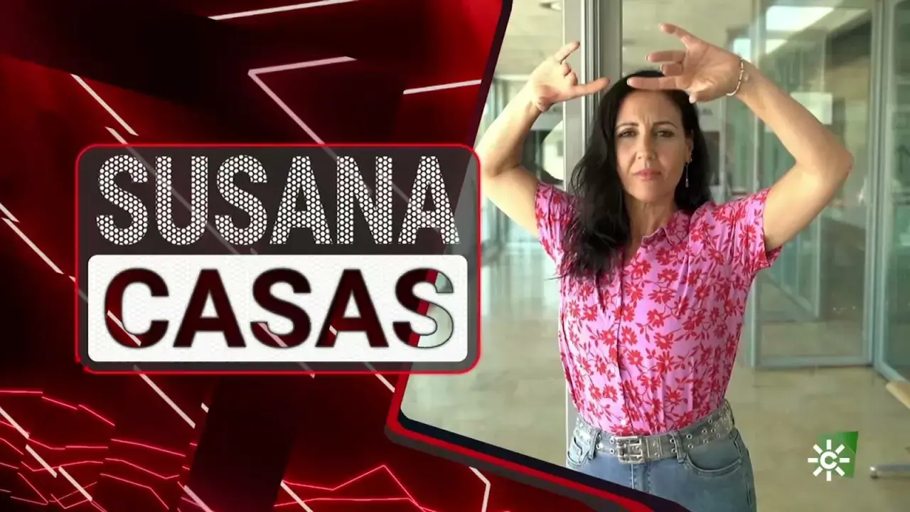 Susana Casas, bailaora, posa con las manos en alto. El texto "SUSANA CASAS" aparece a la izquierda.