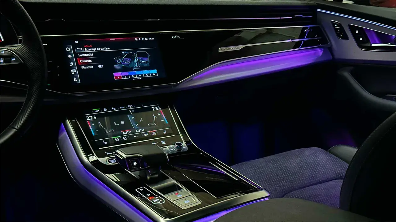 Intérieur de voiture moderne avec éclairage d'ambiance LED violet intégré, créant une atmosphère futuriste.