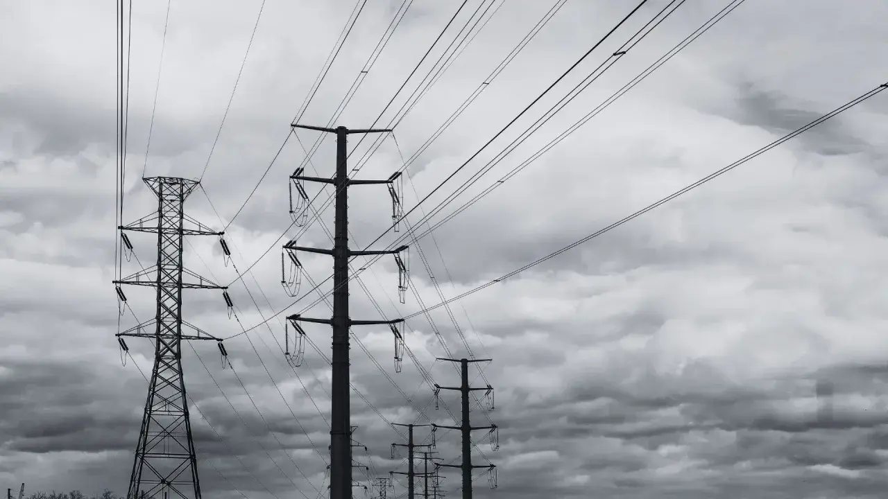 Słupy energetyczne na tle burzowego nieba. Dyskusja o odszkodowanie za słupy energetyczne forum.
