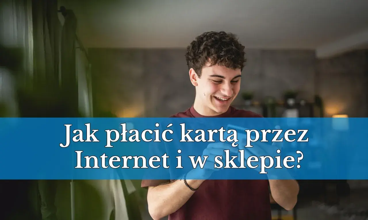 Młody mężczyzna uśmiecha się, trzymając telefon. Tekst na zdjęciu pyta, czy kartą debetową można płacić w internecie i w sklepie.