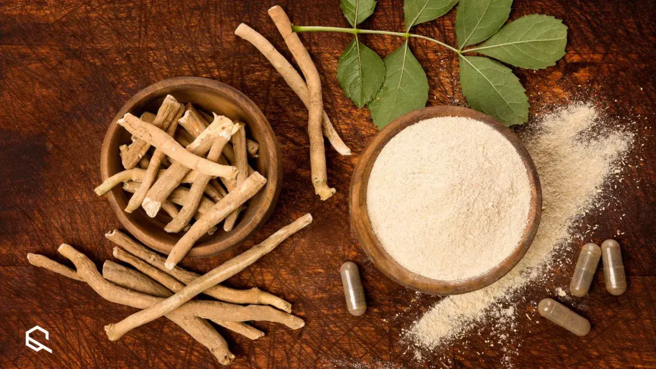 Radici, polvere e capsule di ashwagandha su fondo in legno, con foglie verdi. Ricerca e ashwagandha studi scientifici.