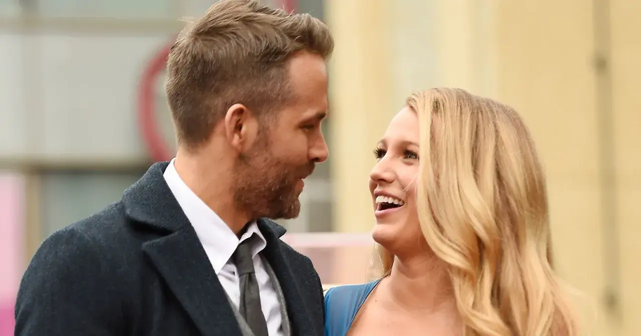 Ryan Reynolds i Blake Lively, rodzice trójki dzieci, patrzą na siebie z uśmiechem.