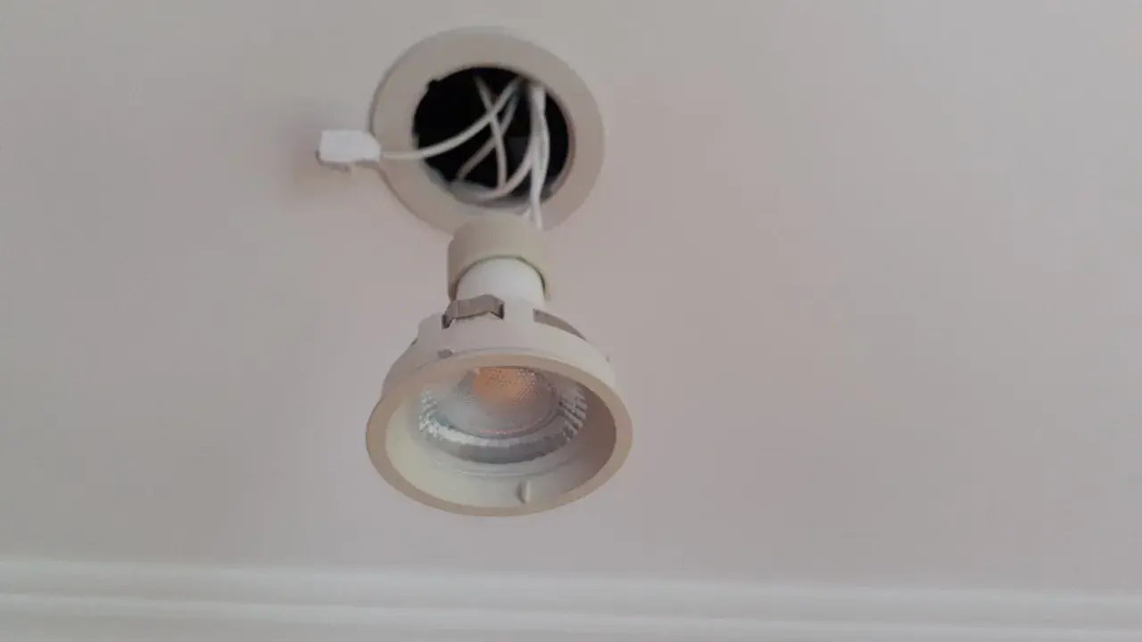 Instalación de un foco led en el techo. Merece la pena cambiar fluorescente por led para ahorrar energía y mejorar la iluminación.