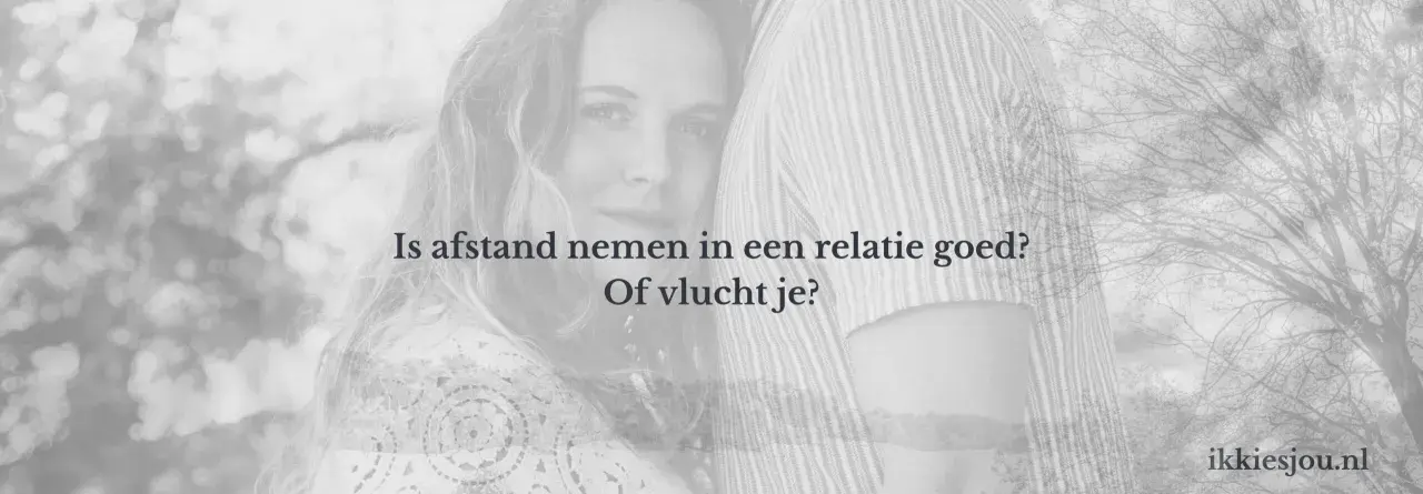Een vrouw kijkt peinzend, terwijl de tekst vraagt: "Is afstand nemen in een relatie goed? Of vlucht je?