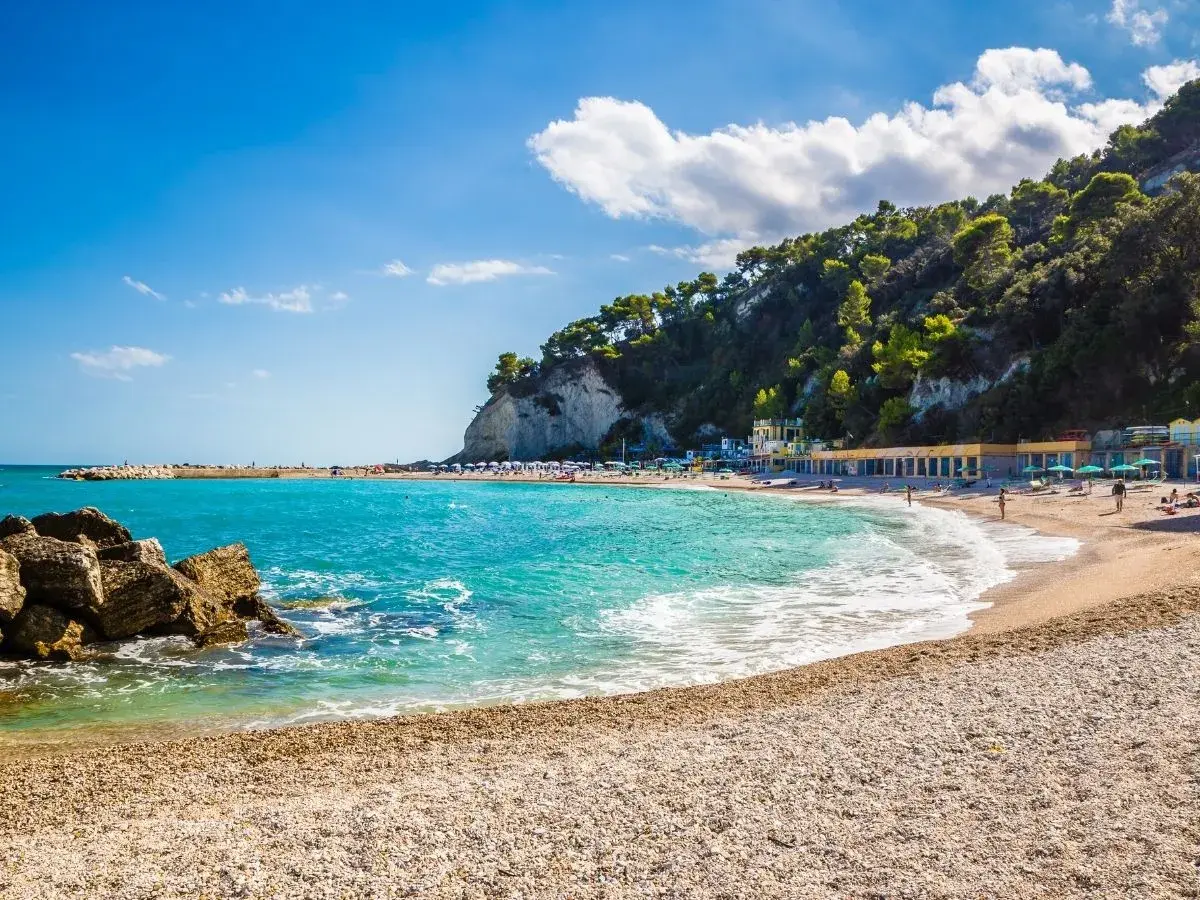 Spiaggia di Sirolo, Marche: mare cristallino, scogli e una collina verdeggiante fanno da cornice a questa perla adriatica.