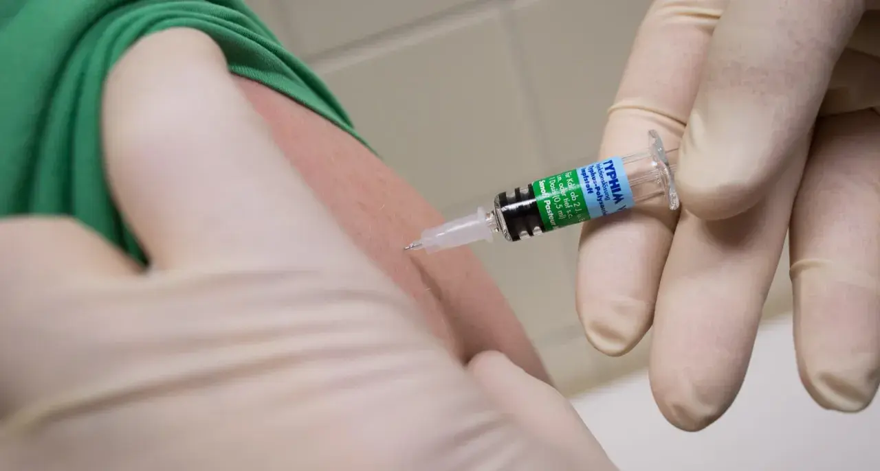 Spritze mit Typhus-Impfstoff wird in den Arm injiziert. Wichtig für Reisen nach Thailand.