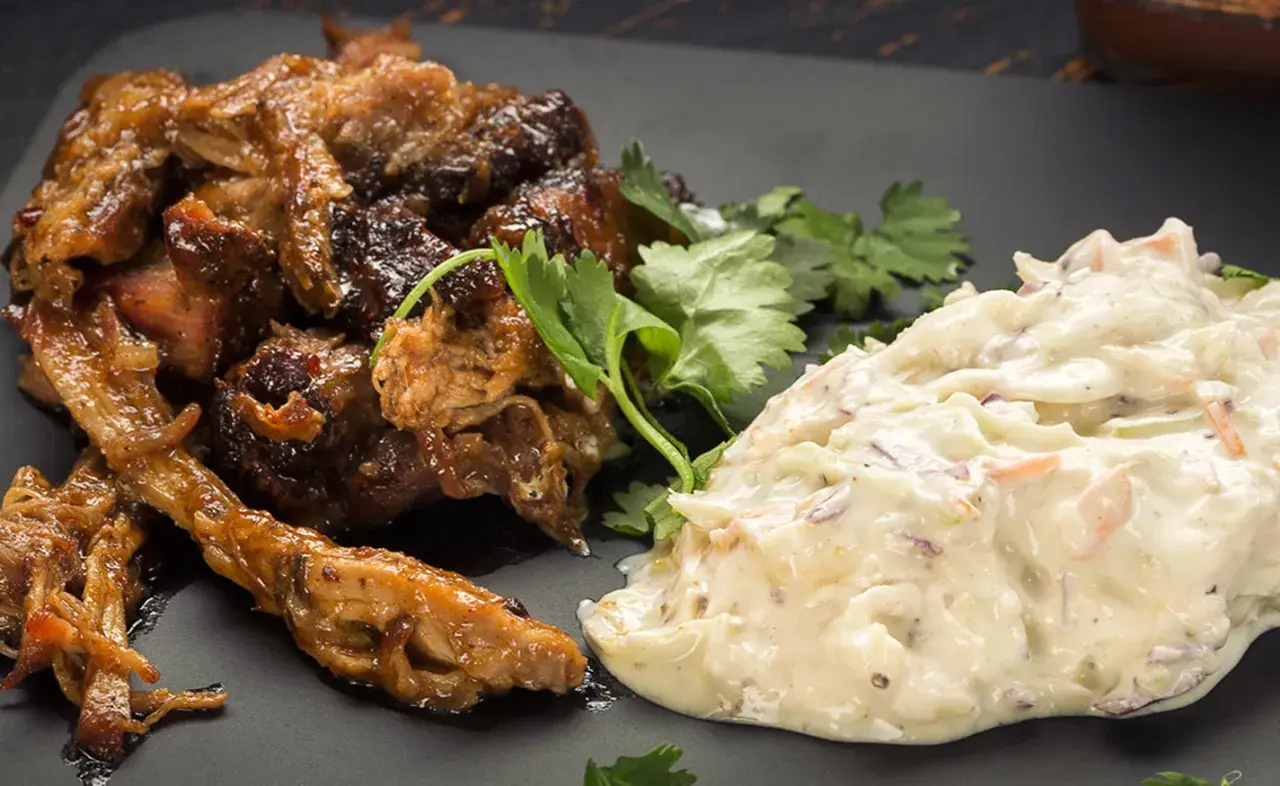 Saftig pulled pork med en krämig coleslaw, perfekt för en somrig grillkväll.