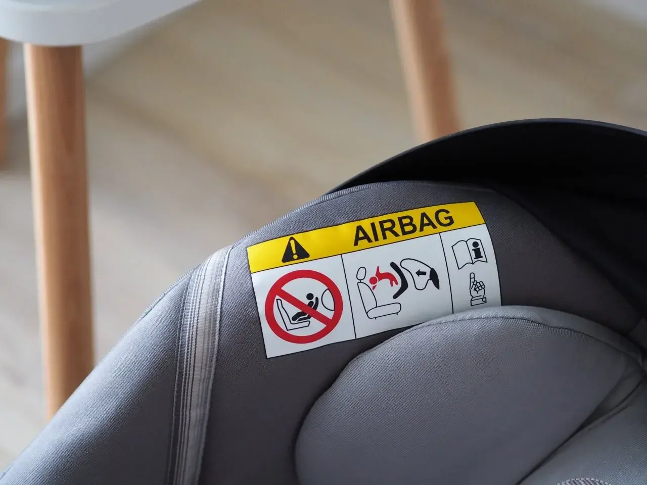 Naklejka "AIRBAG" na foteliku. Sprawdź, jak sprawdzić czy fotelik jest bezwypadkowy, zwracając uwagę na takie oznaczenia.