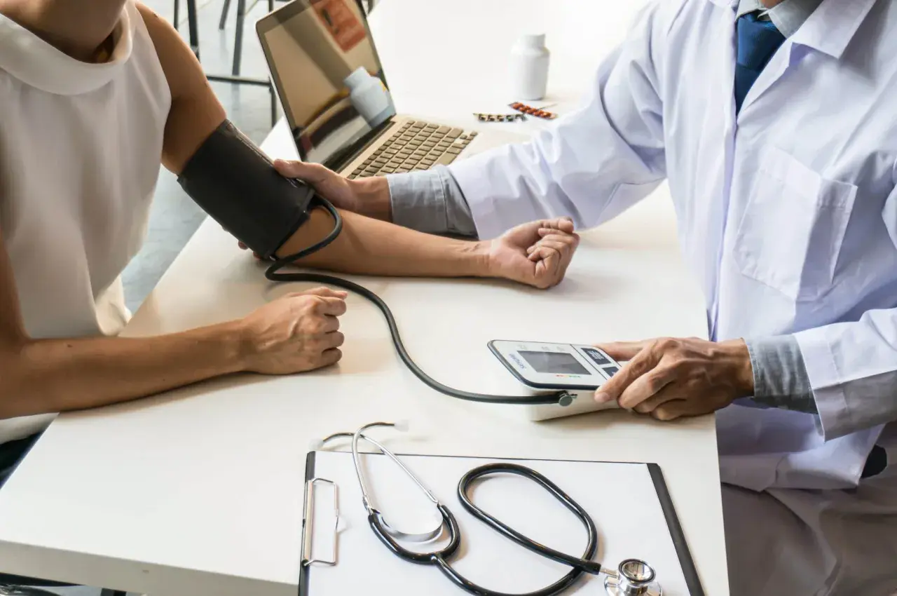Medico misura la pressione. In caso di malasanità, il risarcimento danni è un diritto.