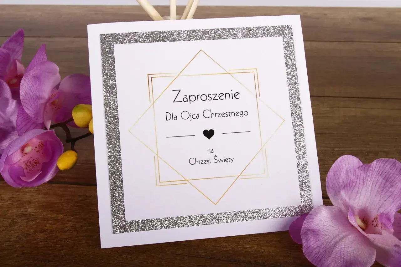 Eleganckie zaproszenie "Dla Ojca Chrzestnego na Chrzest Święty" z brokatową ramką i złotymi zdobieniami, otoczone fioletowymi storczykami.