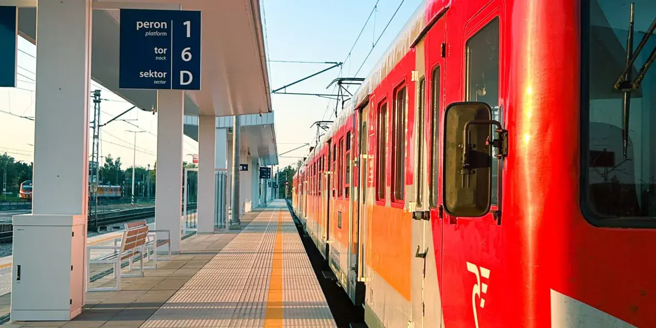 Czerwony pociąg na stacji, peron 1, tor 6, sektor D. Czekam na podróż, jak na fakturę od Koleo.