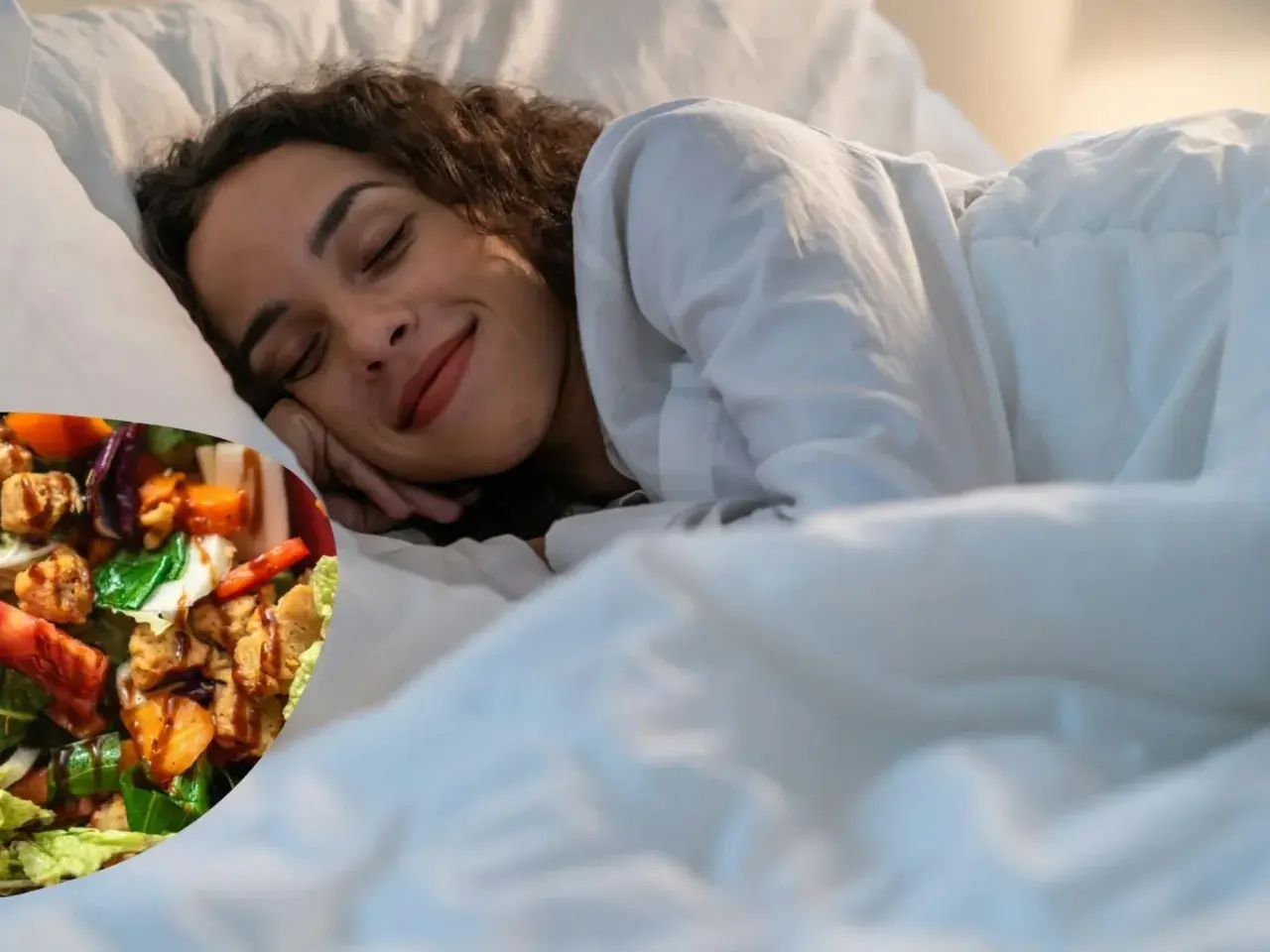 Mujer durmiendo plácidamente junto a una ensalada, sugiriendo alimentos que ayudan a dormir para un descanso reparador.