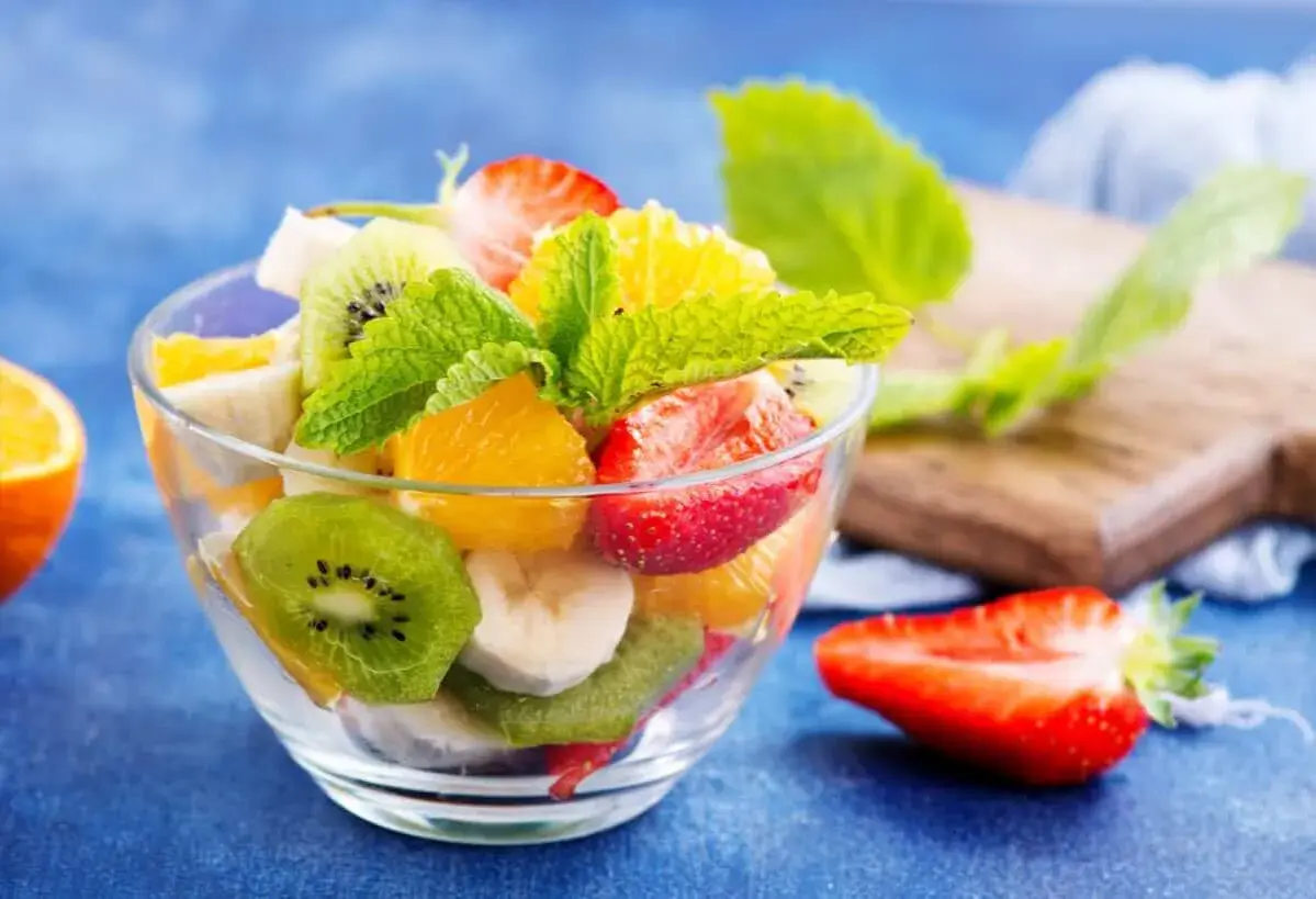 Ensalada de frutas frescas en un cuenco de cristal. Me han sacado una muela y tengo hambre, pero esta ensalada es suave y deliciosa.